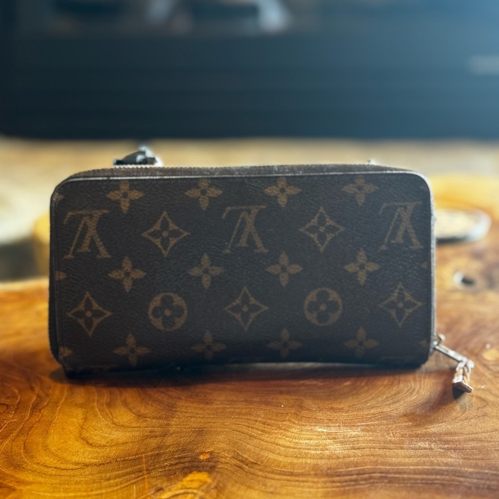 Louis Vuitton monogram full zip Preloved wallet & unbranded, charm, and chain - Picture 5 of 15